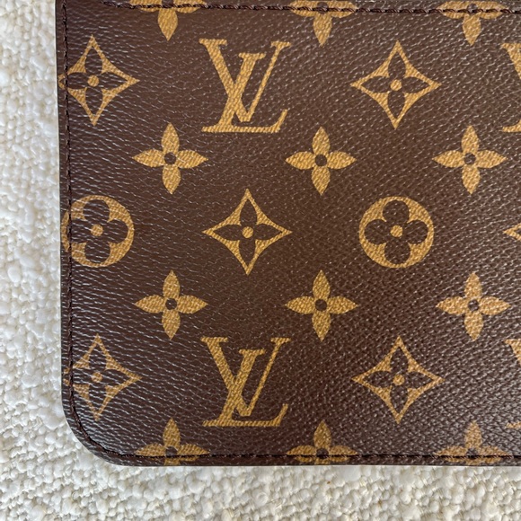 Genuine LOUIS VUITTON NEW monogram wristlet. - Picture 3 of 9